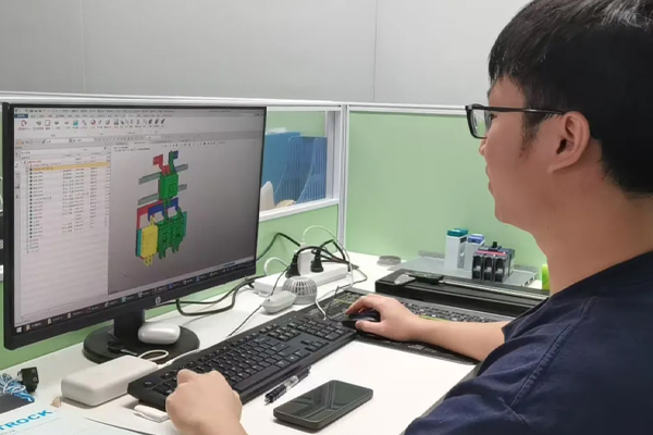 科士達員工應用中望軟件辦公